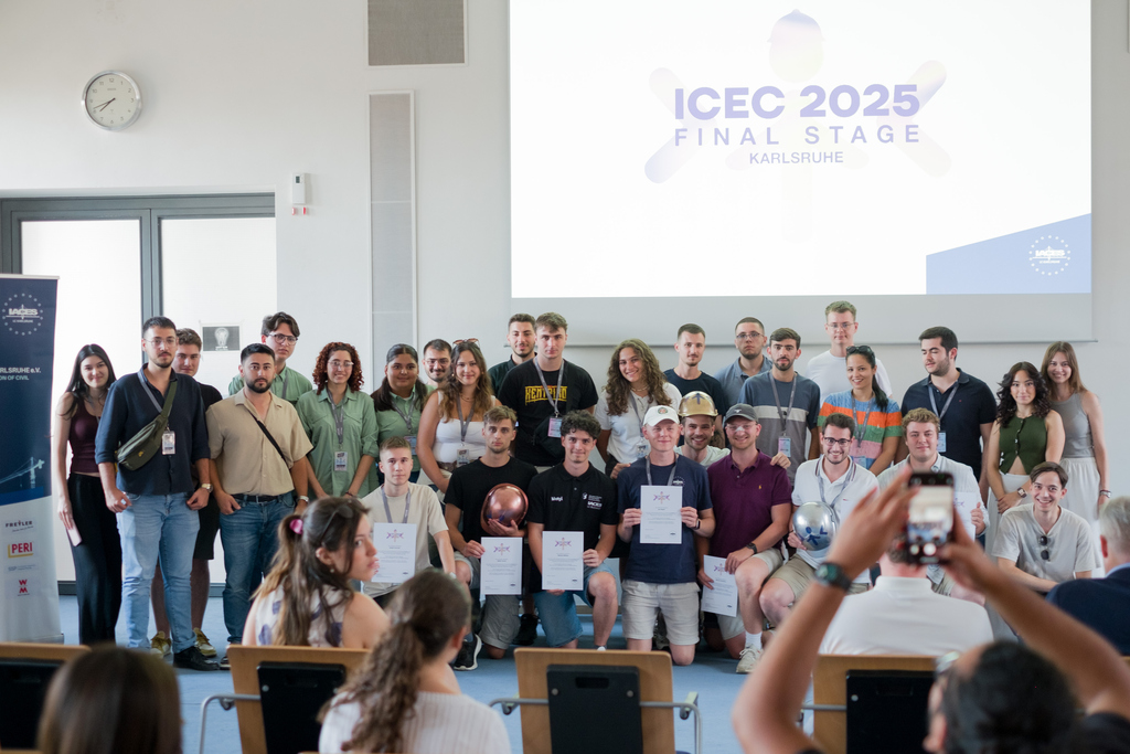 Gruppenfoto von Teilnehmenden der ICEC 2025 Final Stage Veranstaltung in Karlsruhe.
